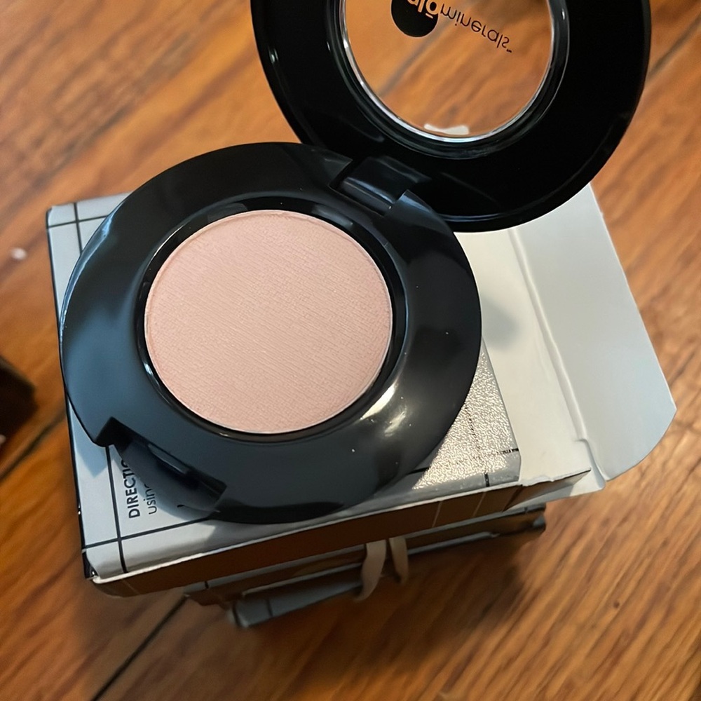 Glo minerals eyeshadow color sea shell